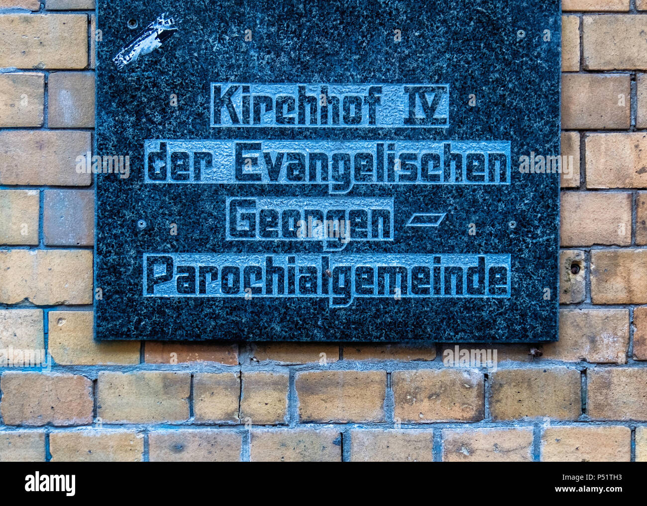Kirchhof Vl der Evangelischen Georgen. Parochialgemeinde Cimetière signe sur mur de brique jaune dans Boxhagener Strasse, Friedrichshain, Berlin Banque D'Images