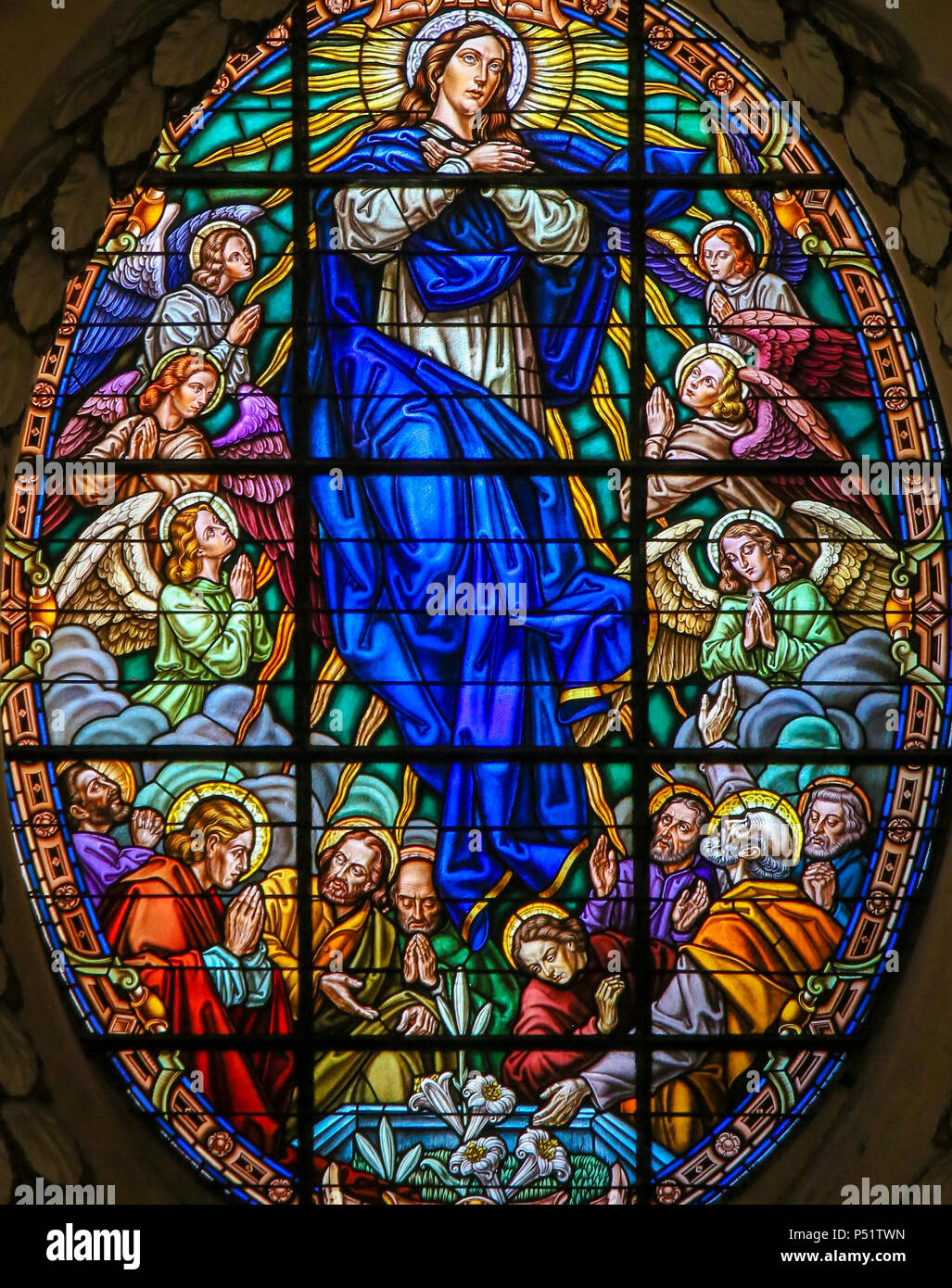 Vitraux dans la cathédrale de Valence, Valence, représentant l'Assomption de la Bienheureuse Vierge Marie Banque D'Images