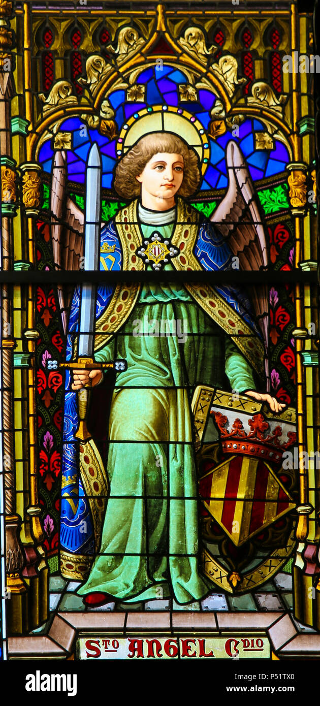 Vitraux dans la cathédrale de Valence, Valence, représentant un ange avec une épée Banque D'Images