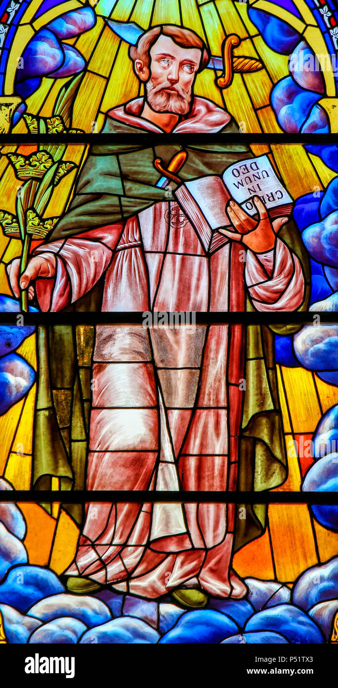 Vitraux dans l'Église du xiiie siècle de San Nicolas ou Saint Nicholas à Valence, représentant le martyr de saint Pierre Banque D'Images