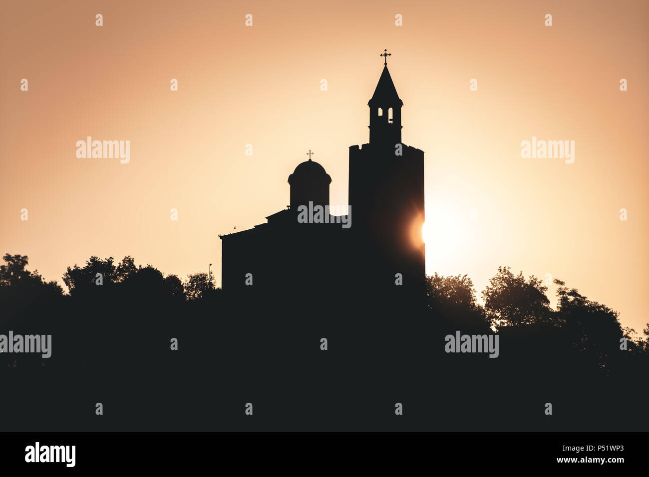 Lever du soleil sur la Forteresse de tsarevets à Veliko Tarnovo dans une belle journée d'été, la Bulgarie en 2018. Banque D'Images