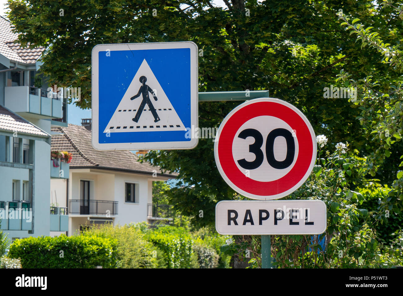 Panneau de signalisation de limite de vitesse de 30 km h Banque de ...