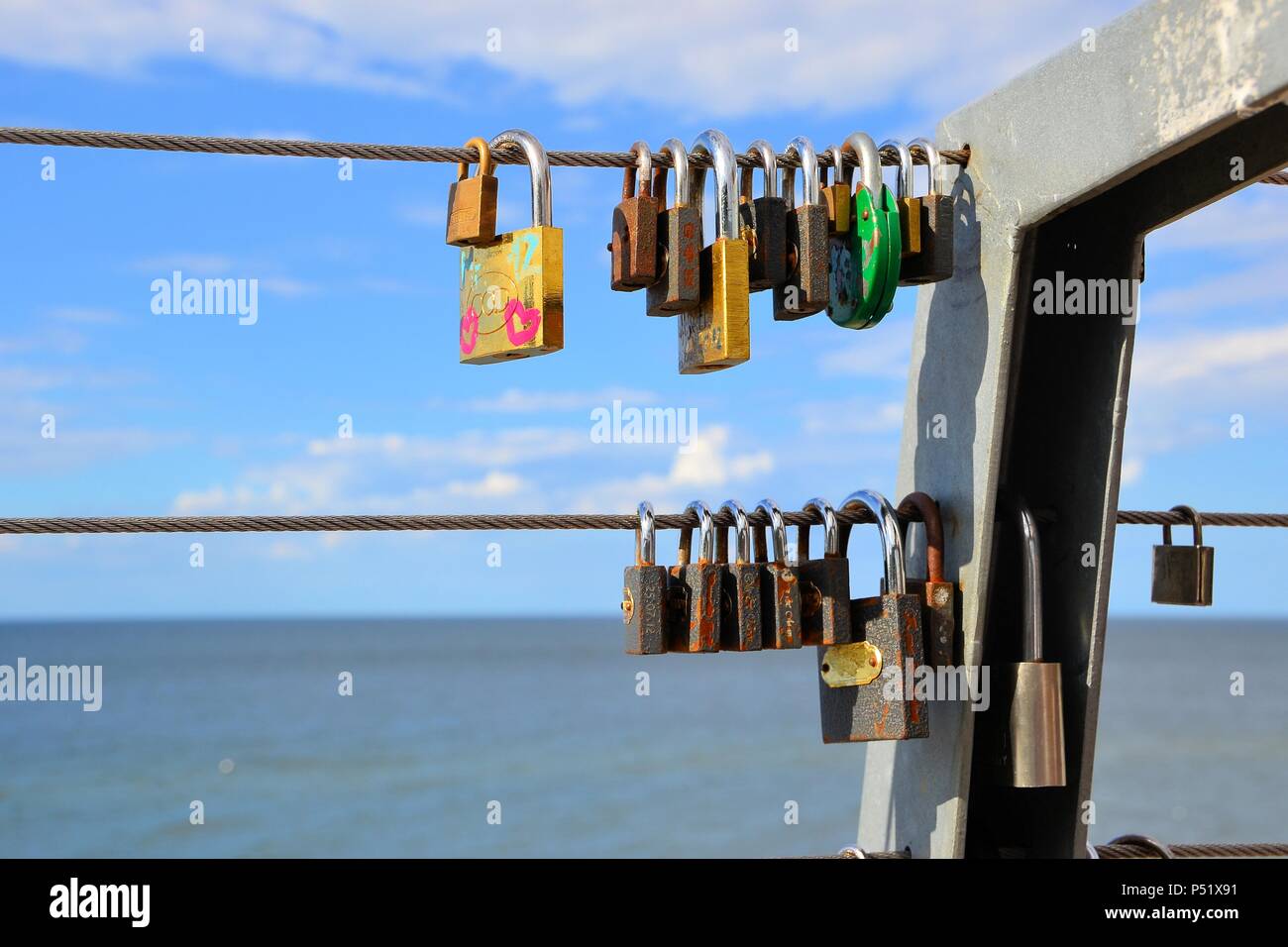 Cadenas, comme une preuve d'amour à un pont Banque D'Images