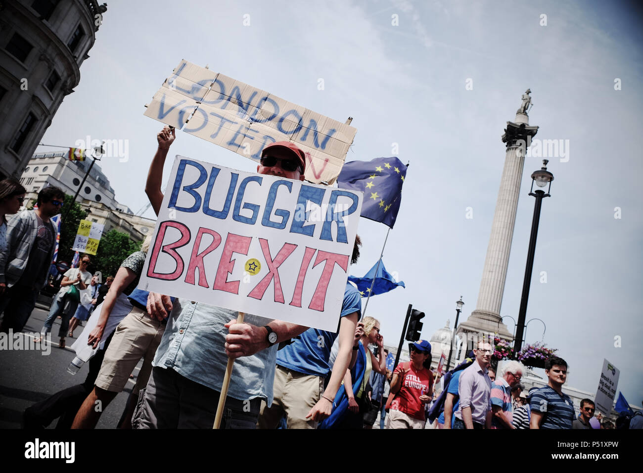 Vote du peuple London UK - 23 juin 2018 - des manifestants à Trafalgar Square demande un deuxième vote sur le dernier Brexit traiter avec placard Lambinent Brexit Banque D'Images