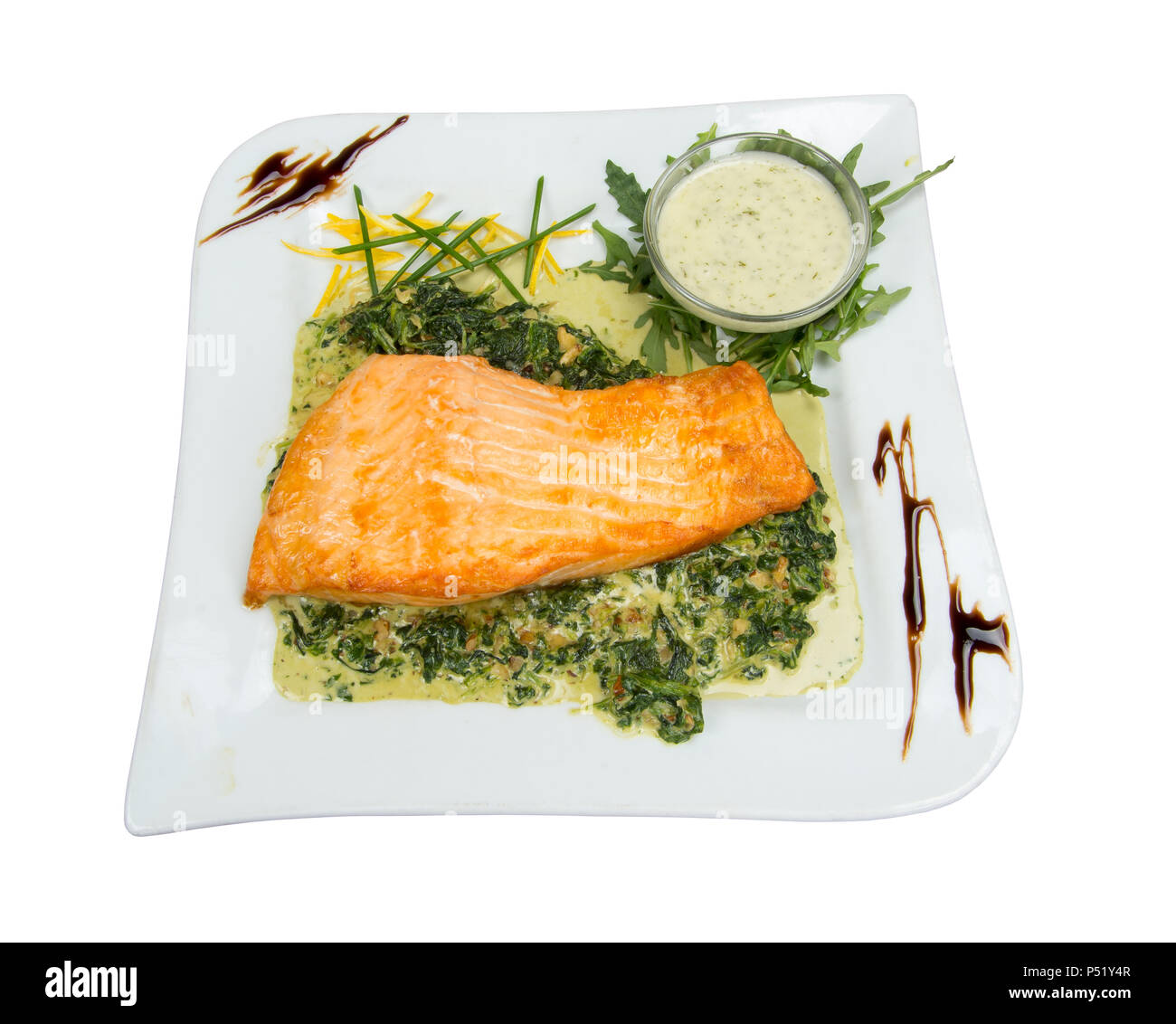 Poisson grillé. Filet de saumon aux épinards et sauce aux noix. Banque D'Images