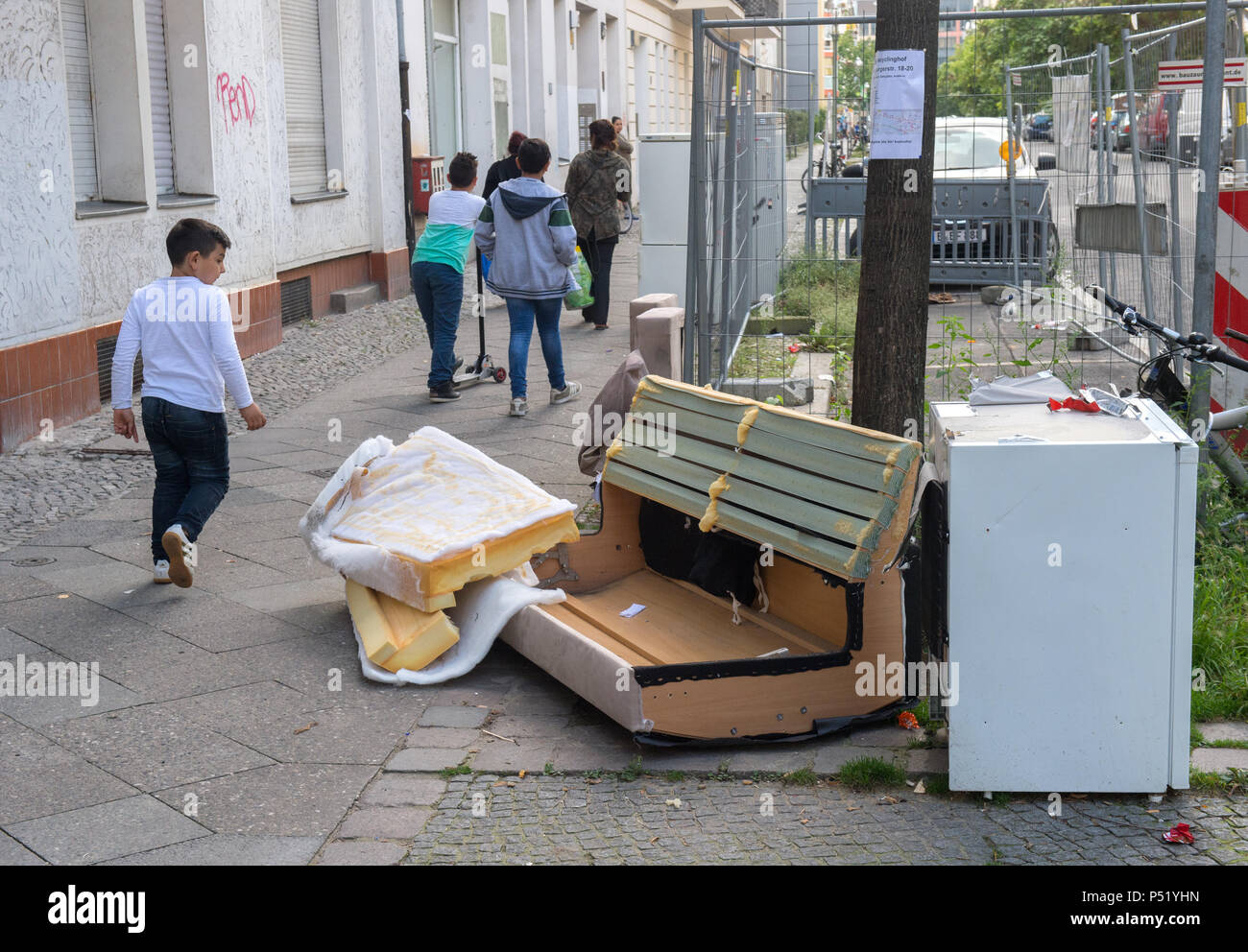 Stationnés illégalement des déchets volumineux dans les rues de Berlin Banque D'Images