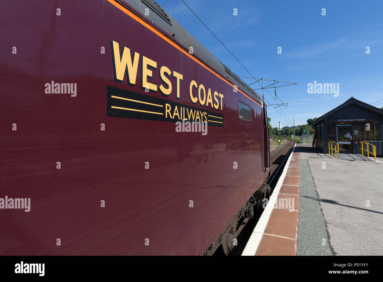 Chemins de fer de la côte ouest à Oxenholme locomotive classe 57 avec un train à Windermere sur les lacs ligne après Northern rail suspendu le service Banque D'Images