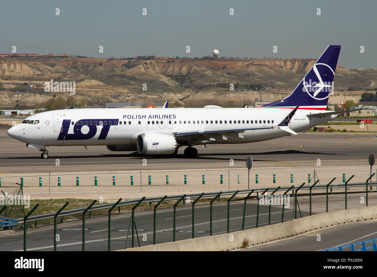 Un Boeing 737 800 De La Compagnie Aerienne Polonaise Lot Max Roulage A L Aeroport De Madrid Pour Le Depart Retour A Varsovie Photo Stock Alamy