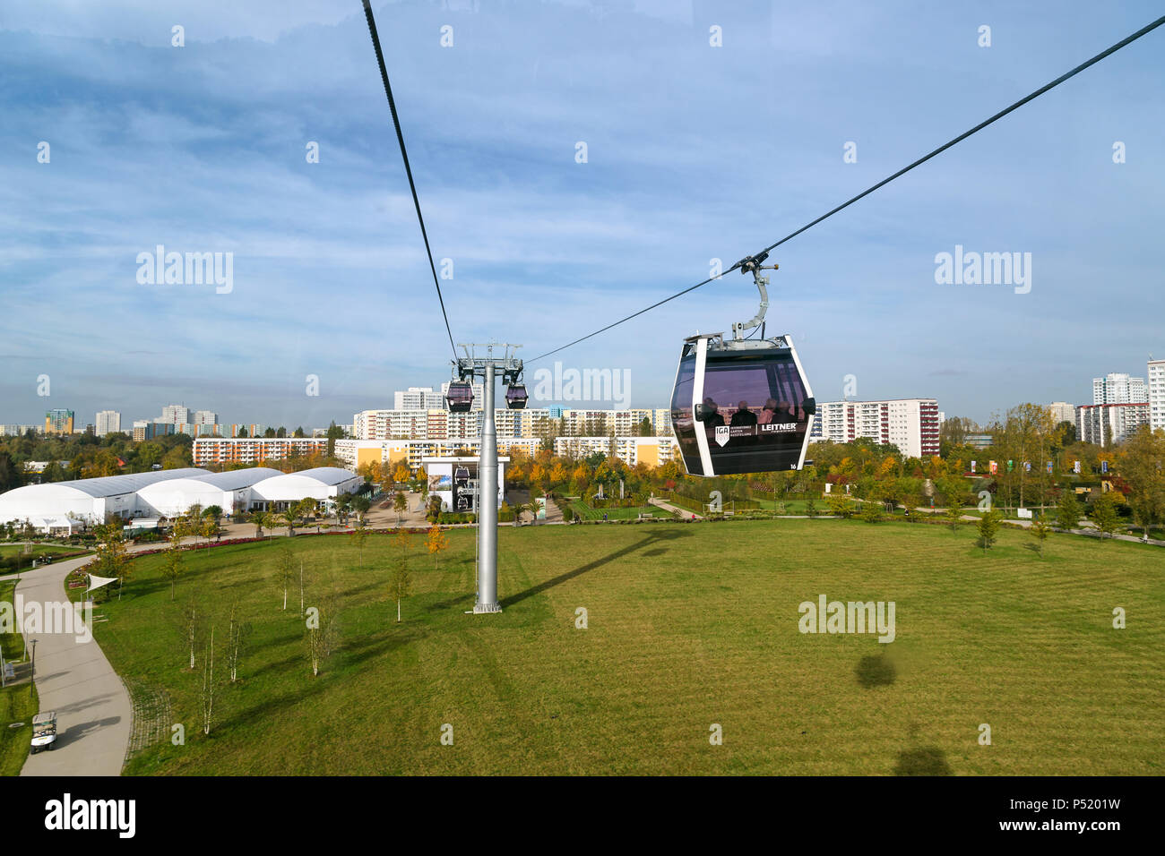 Berlin, Allemagne - voiture de câble en vue d'Hochhaeuser von Marzahn sur le terrain de l'Exposition Internationale d'Horticulture 2017 IGA dans le district 130 Banque D'Images