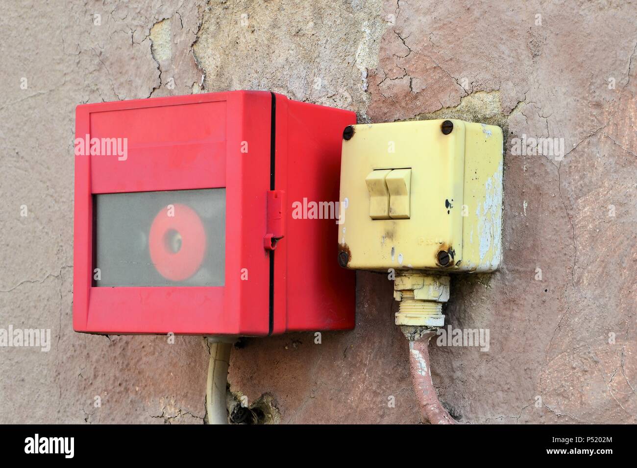 Interrupteur d'éclairage et d'alarme incendie sur le mur de la maison Banque D'Images