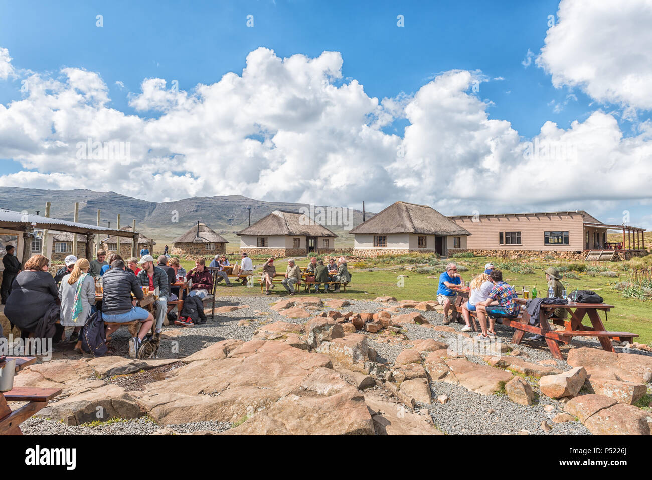 Haut de Sani, le LESOTHO - Mars 24, 2018 : les touristes non identifiés à la Sani Lodge de montagne au sommet du Sani Pass. Le lodge Les réclamations le titre d'hi Banque D'Images