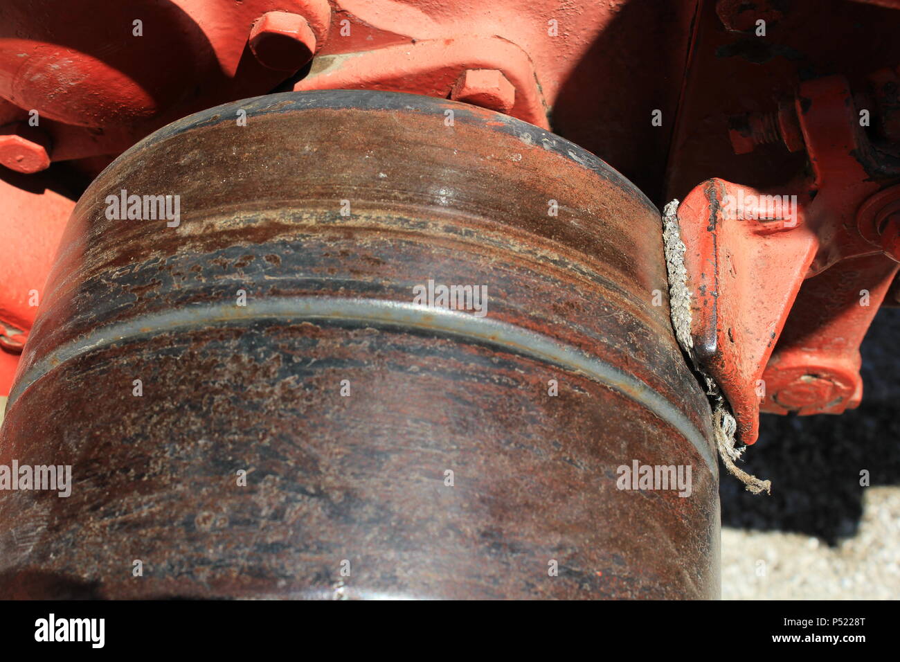 Tambour de freinage du tracteur avec plaquettes de frein usées. Banque D'Images