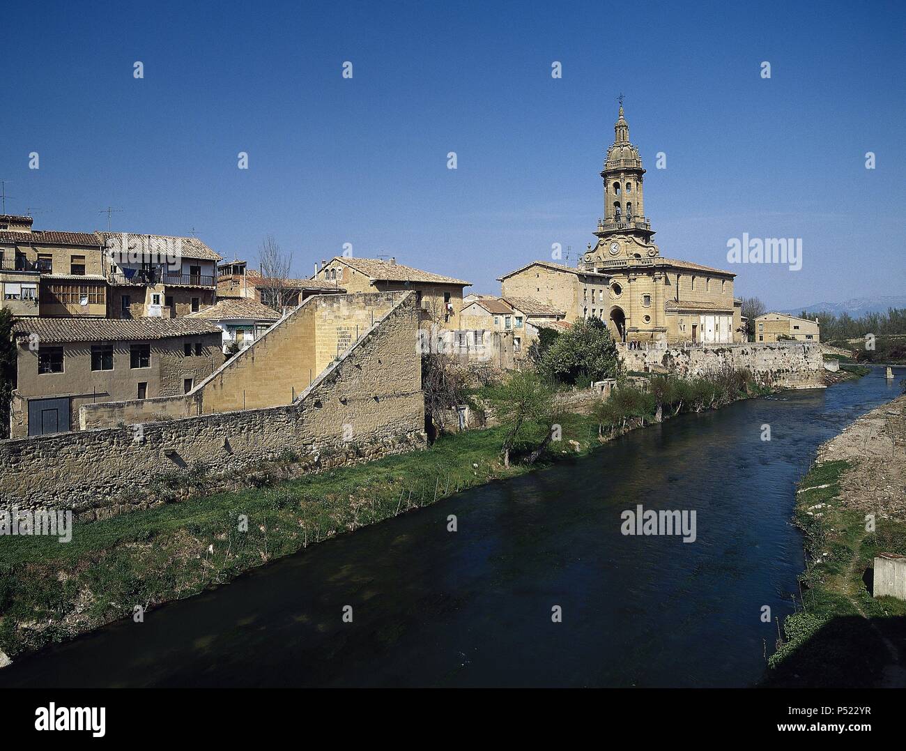 LA RIOJA. CUZCURRITA DEL RIO TIRON. Vista Parcial de la población y de las aguas del río. España. Banque D'Images