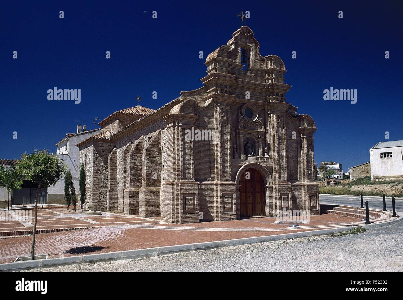 LA RIOJA. ALDEANUEVA DE EBRO. Vista general de la Ermita DE LA VIRGEN DE LOS Remedios, de estilo barroco y realizada en ladrillo. España. Banque D'Images