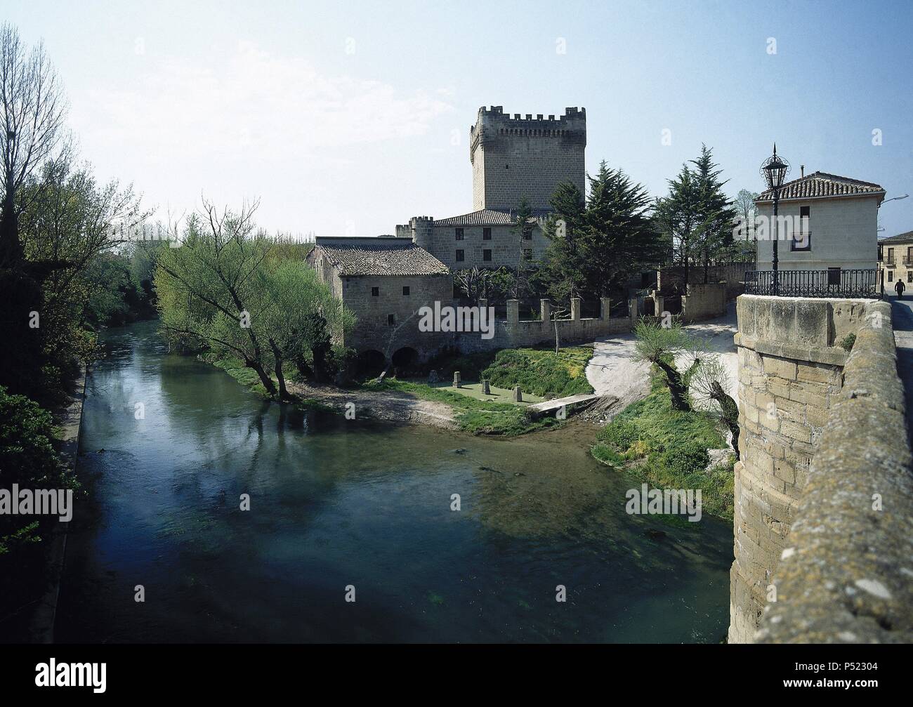LA RIOJA. CUZCURRITA DEL RIO TIRON. Vista general del CASTILLO DE LOS VELASCO, fortaleza de principios del siglo XV. Destaca su Torre del Homenaje. En primer término el RIO TIRON. Comarca de la Rioja Alta. España. Banque D'Images