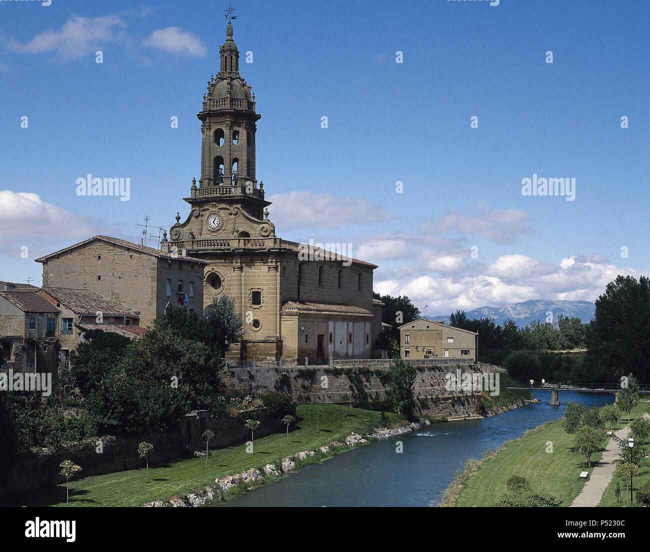 LA RIOJA. CUZCURRITA DEL RIO TIRON. Vista general de la Iglesia Parroquial (SIGLO XVIII) con su esbelta torre barroca. En primer término el RIO TIRON. Comarca de la Rioja Alta. España. Banque D'Images