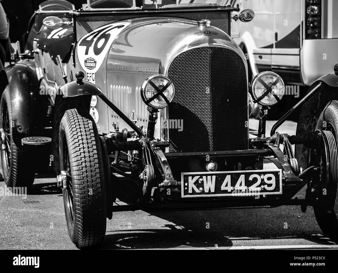Voiture de course vintage Banque d'images noir et blanc - Alamy
