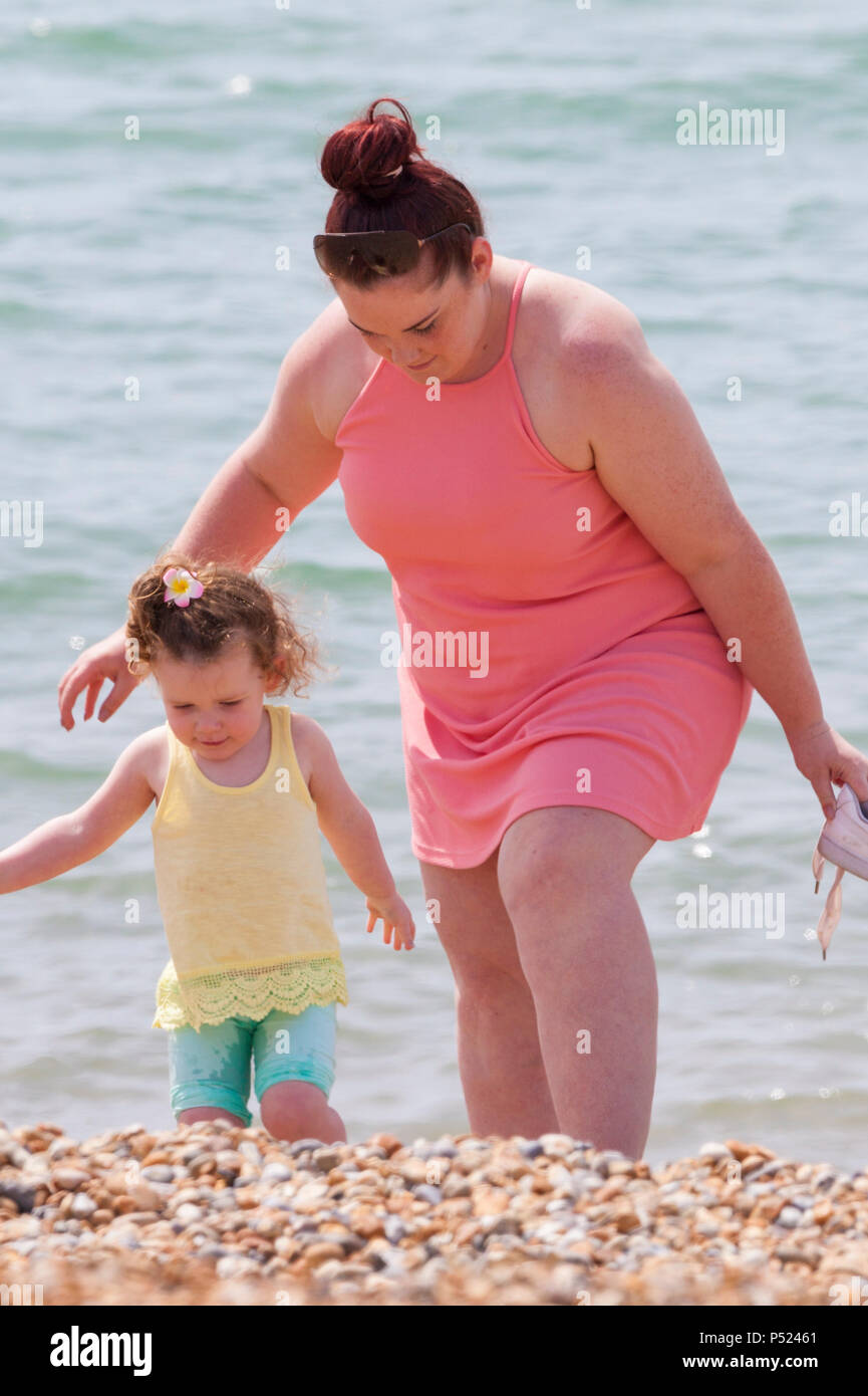 Hastings, East Sussex, UK. Jun 24, 2018. UK Météo : temps ensoleillé et chaud dans la région de Hastings, East Sussex avec beaucoup de personnes de partir à la plage. Les températures devraient dépasser 20°C. Crédit photo : PAL / Alamy Images Live News Banque D'Images