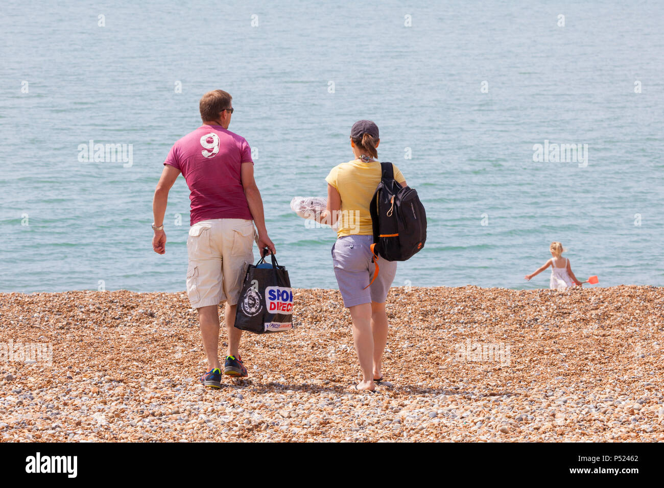 Hastings, East Sussex, UK. Jun 24, 2018. UK Météo : temps ensoleillé et chaud dans la région de Hastings, East Sussex avec beaucoup de personnes de partir à la plage. Les températures devraient dépasser 20°C. Crédit photo : PAL / Alamy Images Live News Banque D'Images