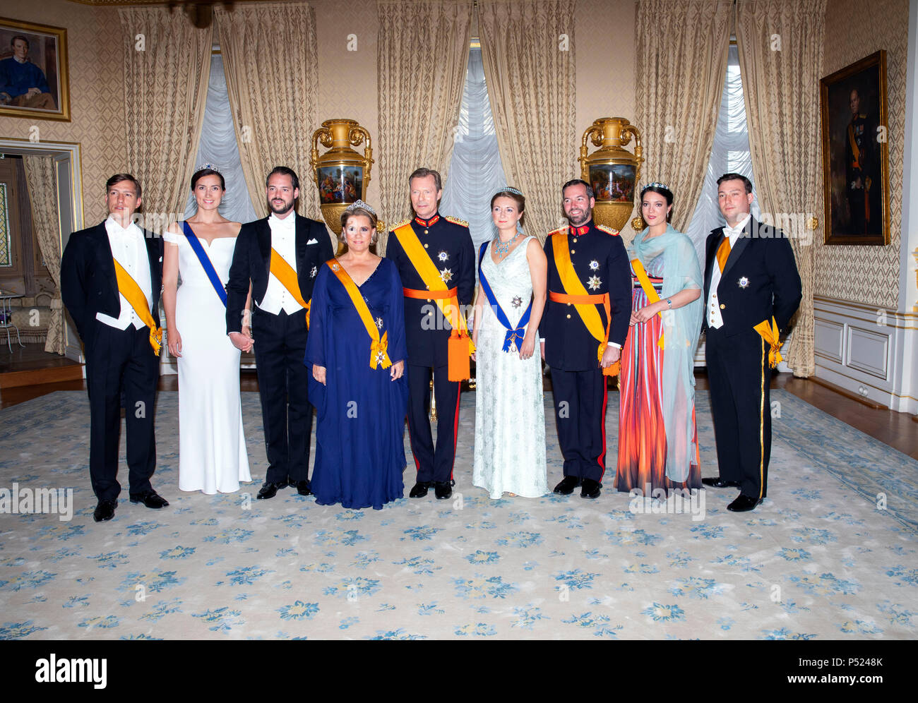 Luxembourg, Luxembourg. 23 Juin, 2018. Le Grand-Duc Henri, la Grande-Duchesse Maria Teresa, Grand-duc Guillaume, Prince héréditaire de la grande-duchesse Stéphanie Félix et la Princesse Claire Prince Louis, la Princesse Alexandra et le Prince Sébastien de Luxembourg au Palais Grand-Ducal à Luxembourg, le 23 juin 2018, posant pour la presse à l'occasion de la Journée nationale du Luxembourg Photo : Albert Nieboer/Pays-Bas/Point de vue des crédits : Albert Nieboer/Royal Press Europe/PRE/dpa/Alamy Live News Banque D'Images