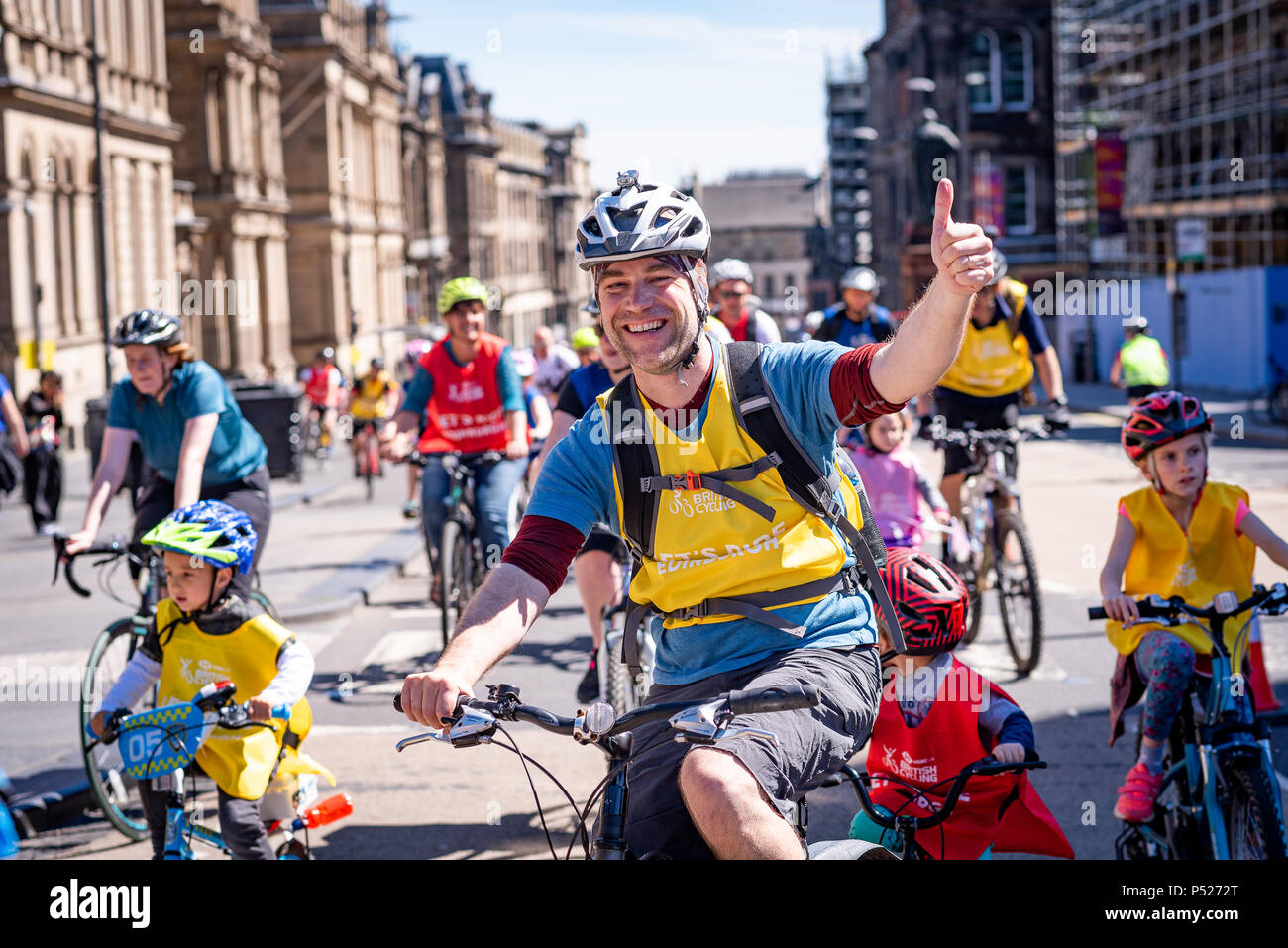 Edimbourg, Ecosse. 24 juin 2018. Les participants à la britannique HSBC Let's Ride event à Édimbourg, en Écosse, dans le cadre de l'Edinburgh Festival de la randonnée à vélo. Riders apprécié un circuit routier fermé 4.5km de la ville historique et un festival de rue mis en place dans les prés parc public avec musique, nourriture et boissons, divertissement et jeux, démos, cadeaux et d'activités. Credit : Andy Catlin/Alamy Live News Banque D'Images