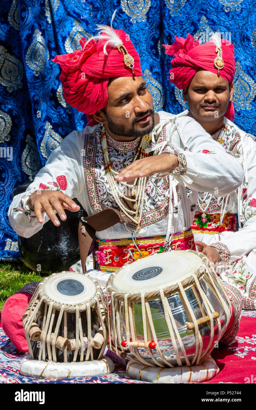 Glasgow, Royaume-Uni. 24 Juin, 2018. Sous le soleil d'été, des milliers de gens se sont rendus, à l'assemblée annuelle tenue à Mela Glasgow Kelvingrove Park pour profiter d'une journée de célébration de tous les aspects de la culture asiatique. Il y avait de nombreuses troupes de danse et de bandes d'Asie y compris le RAJASTAN HERITAGE BRASS BAND sur leur deuxième apparition à la Mela GABHRU et la troupe de danse asiatique de Panjab depuis Birmingham sur leur première apparition : Crédit Findlay/Alamy Live News Banque D'Images