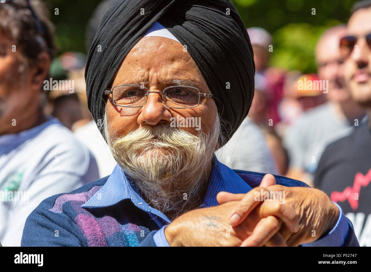 Glasgow, Royaume-Uni. 24 Juin, 2018. Sous le soleil d'été, des milliers de gens se sont rendus, à l'assemblée annuelle tenue à Mela Glasgow Kelvingrove Park pour profiter d'une journée de célébration de tous les aspects de la culture asiatique. Il y avait de nombreuses troupes de danse et de bandes d'Asie y compris le RAJASTAN HERITAGE BRASS BAND sur leur deuxième apparition à la Mela GABHRU et la troupe de danse asiatique de Panjab depuis Birmingham sur leur première apparition : Crédit Findlay/Alamy Live News Banque D'Images