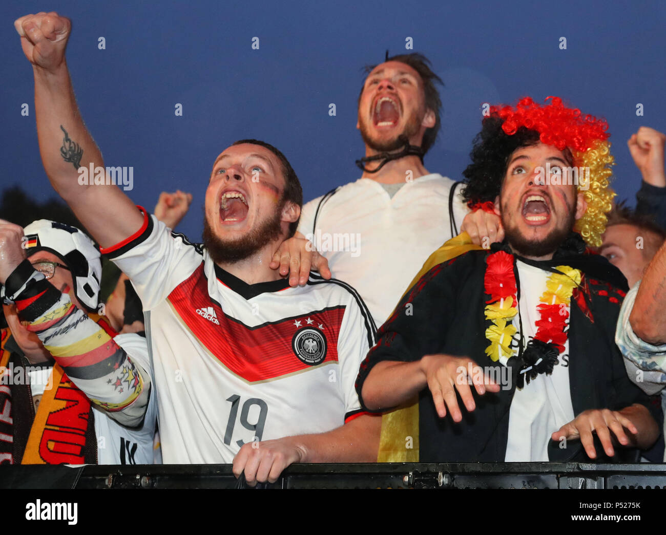 Allemagne, Berlin. 23 Juin, 2018. 2018 Coupe du monde, Football : l'Allemagne contre la Suède, premier tour, groupe F, 2e journée de championnat. Acclamations des fans après la victoire de l'objectif de l'équipe allemande NAtionla contre la Suède à la Coupe du Monde est la consultation du public sur le ventilateur mile à l'Brandernburg gate. Crédit : Andreas Arnold/dpa/Alamy Live News Crédit : afp photo alliance/Alamy Live News Banque D'Images