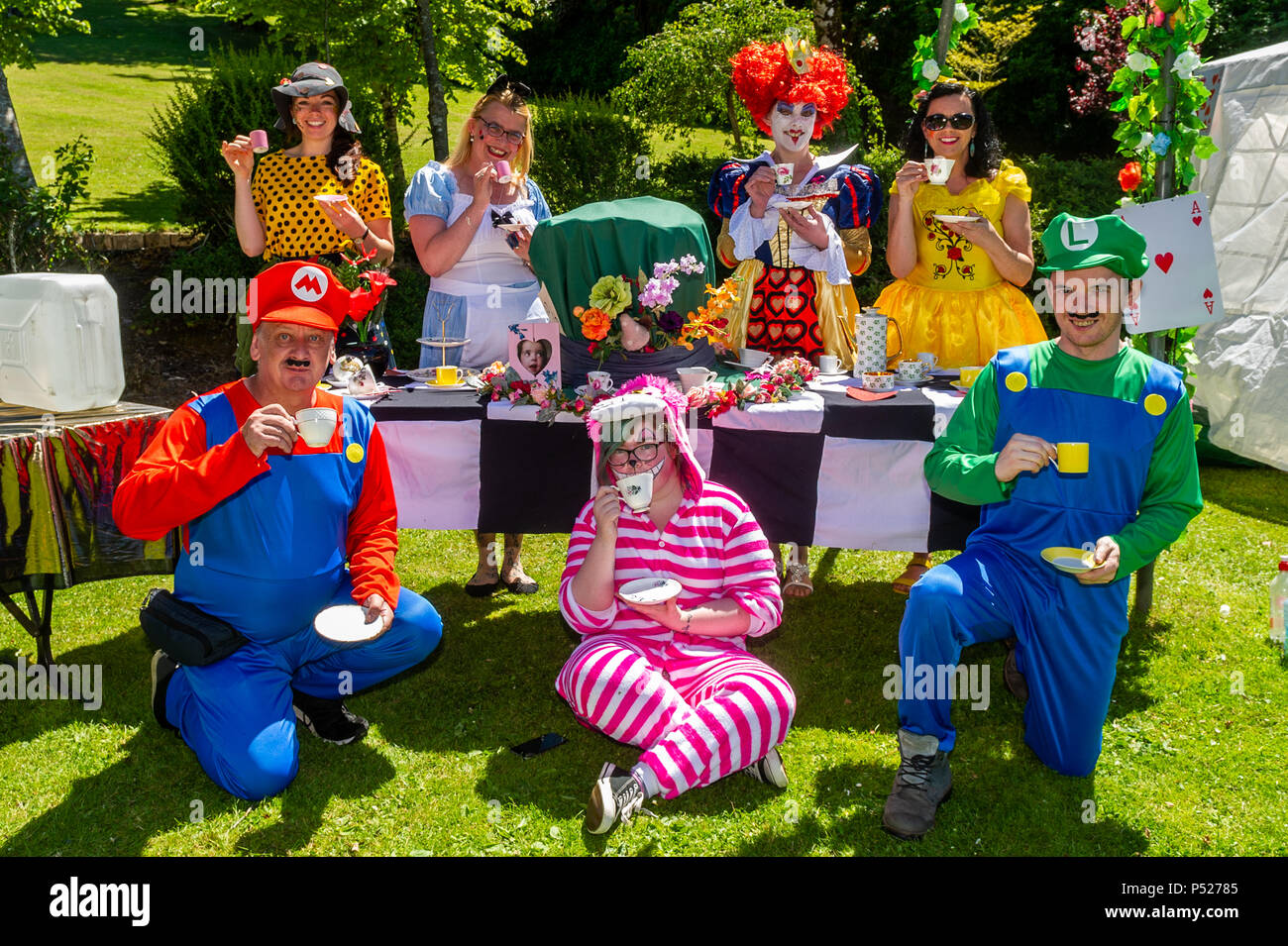 Bantry, Irlande. 24 Juin, 2018. Bumbleance - le Children's National Ambulance Service de l'Irlande est un service essentiel pour les enfants malades. Une collecte a eu lieu au Westlodge Hotel Bantry, aujourd'hui à soleil torride avec Alice au Pays des merveilles étant la robe de thème. Photo de l'événement sont les organisateurs et les bénévoles. Credit : Andy Gibson/Alamy Live News. Banque D'Images