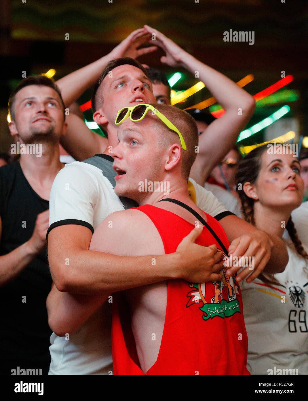 23 juin 2018, l'Espagne, El Arenal (Mallorca), Soccer, groupe F, 2, 3 Journée de l'Allemagne contre la Suède : German fans Suivez le match FIFA tendu à la partie localisation 'Bierkoenig'. Photo : Clara Margais/dpa dpa : Crédit photo alliance/Alamy Live News Banque D'Images