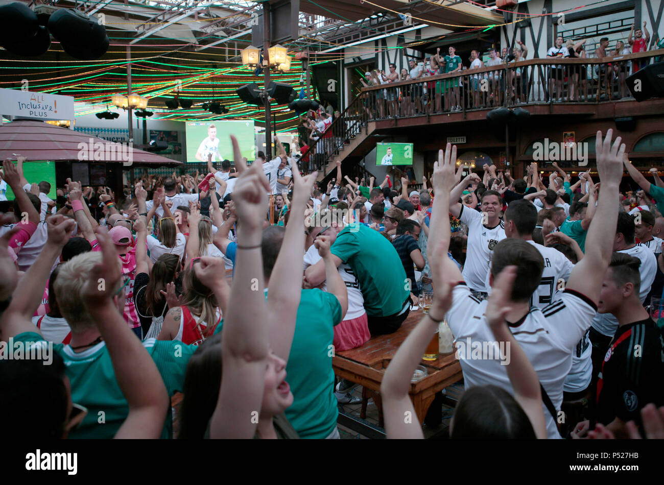 23 juin 2018, l'Espagne, El Arenal (Mallorca), Soccer, groupe F, 2, 3 Journée de l'Allemagne contre la Suède : German fans célèbrent la victoire allemande à la partie localisation 'Bierkoenig'. Photo : Clara Margais/dpa dpa : Crédit photo alliance/Alamy Live News Banque D'Images