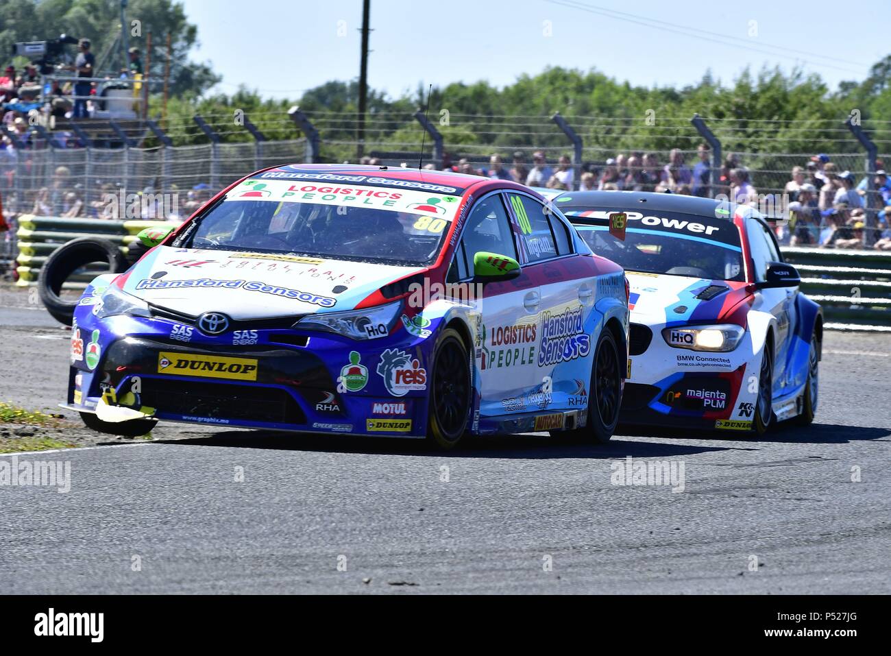 Croft, UK. 24 Juin, 2018. Tom Ingram prend la deuxième place en 14 Ronde de BTCC 2018 Croft devant Colin Turkington Crédit : Guy Swarbrick/trackcycling.net/Alamy Live News Banque D'Images