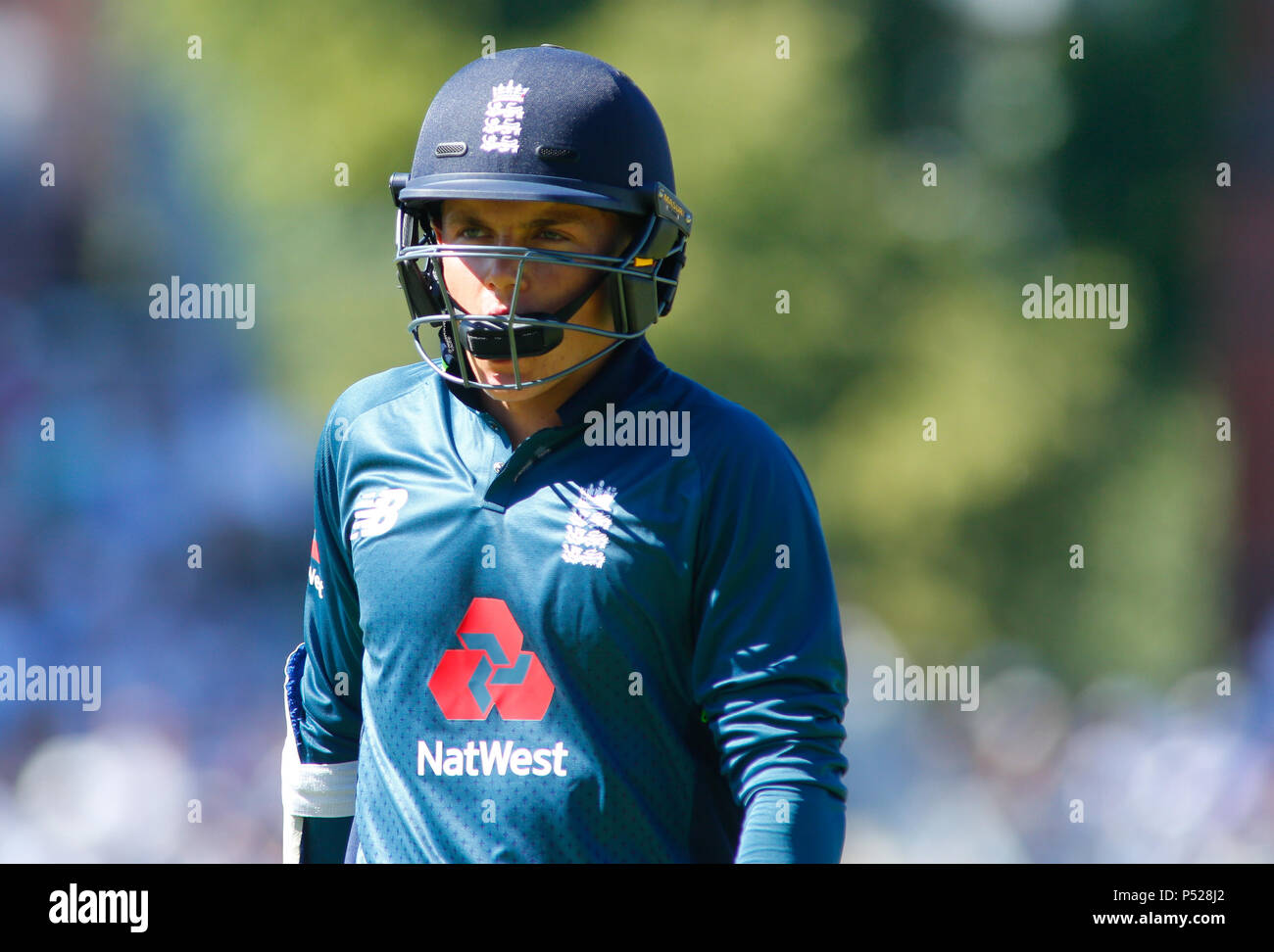 Manchester, UK. 24 juin 2018. 5ème série d'ODI Royal London Angleterre v Australie ; Sam Curran de l'Angleterre a l'air abattu qu'il quitte le terrain à la suite de son licenciement à l'encontre de l'Australie. Credit : Nouvelles Images /Alamy Live News Crédit : Nouvelles Images /Alamy Live News Banque D'Images