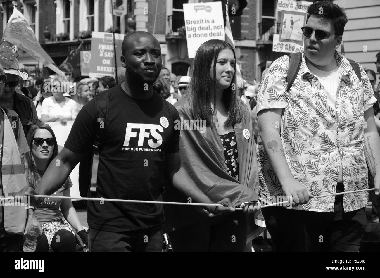 Londres, Royaume-Uni. 23 Juin, 2018. Les manifestants pro-UE au Parlement en mars Square London Crédit : Nadia Awad/Alamy Live News Banque D'Images