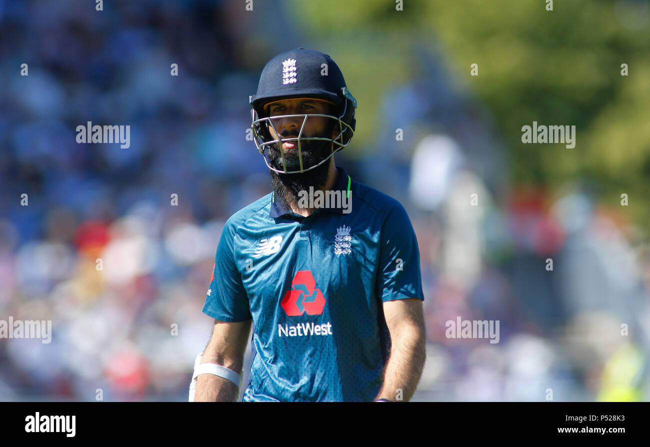 Manchester, UK. 24 juin 2018. 5ème série d'ODI Royal London Angleterre v Australie ; Moeen Ali de l'Angleterre a l'air abattu qu'il quitte le terrain à la suite de son licenciement par l'Australie. Credit : Nouvelles Images /Alamy Live News Crédit : Nouvelles Images /Alamy Live News Banque D'Images