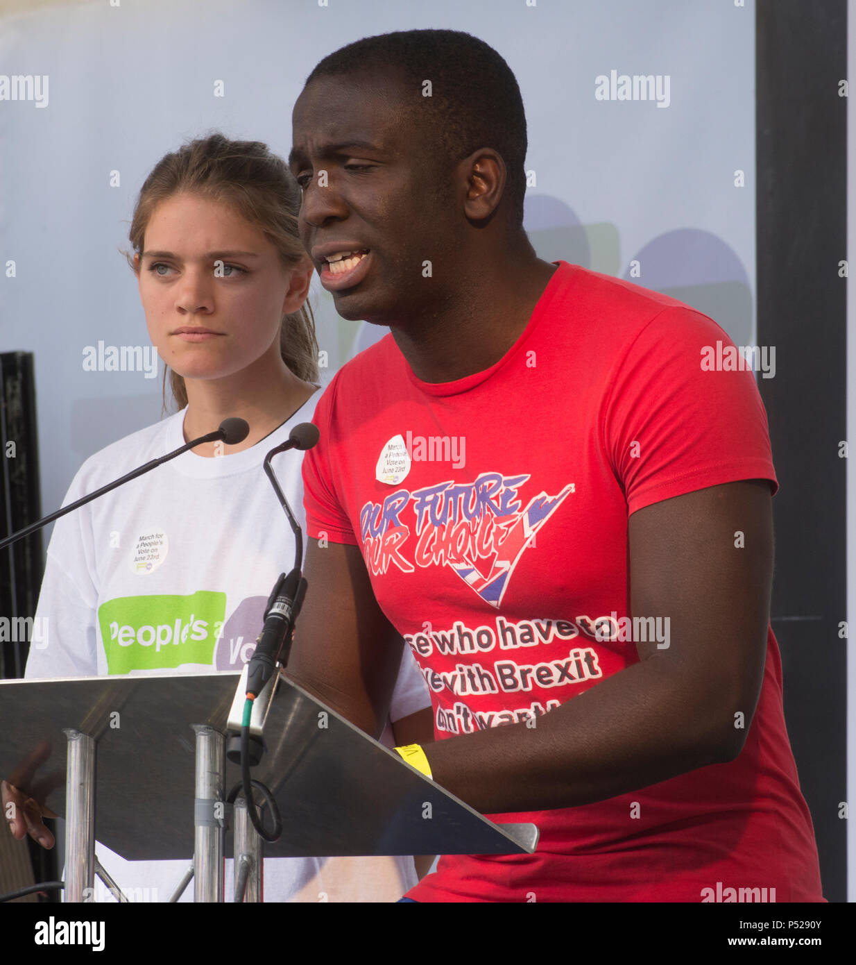 Londres 23 juin 2018 - Femi René (Notre avenir notre choix) lors de la manifestation à la place du Parlement. Plus de 100 000 personnes participent à une marche pour exiger un vote final sur l'affaire. Brexit Les peuples Mars Vote est exigeant un référendum sur l'accord négocié par le gouvernement avec une option de rester dans l'Union européenne. La date (23 juin 2018) était importante parce que c'était de deux ans à compter du jour de l'original d'un référendum (23 juin 2016). La journée a vu le lancement d'une petiton pour un vote des peuples. Pour de plus amples informations, voir le https://www.peoples-vote.uk. Credit : Bruce Tanner/Alamy Live News Credi Banque D'Images