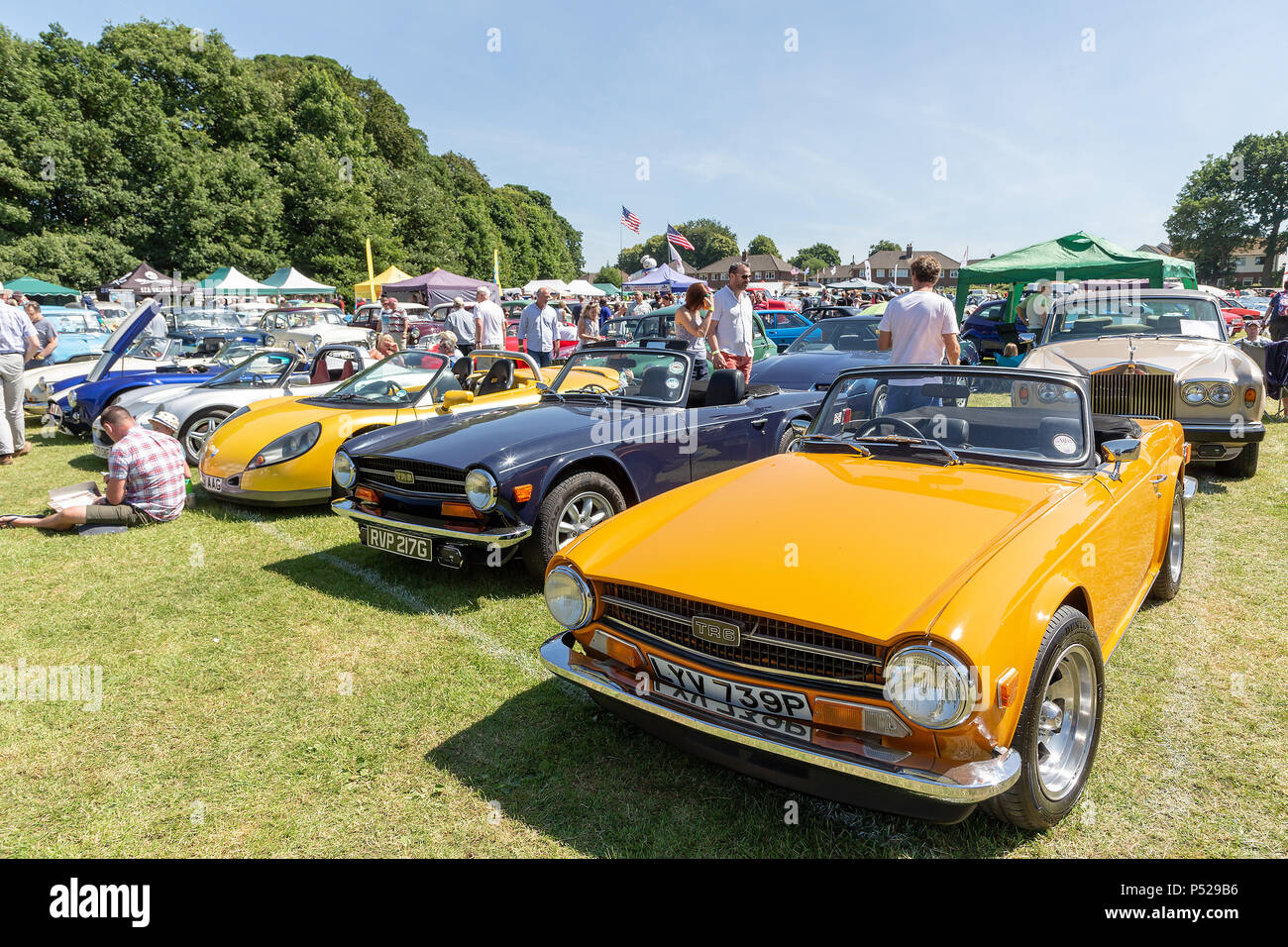 Lymm, UK. 24 juin 2018. Le temps était chaud et ensoleillé comme le village de Lymm a tenu sa 6ème Festival d'une journée de Transport avec bateaux, moteurs de traction et voitures classiques Crédit : John Hopkins/Alamy Live News Banque D'Images