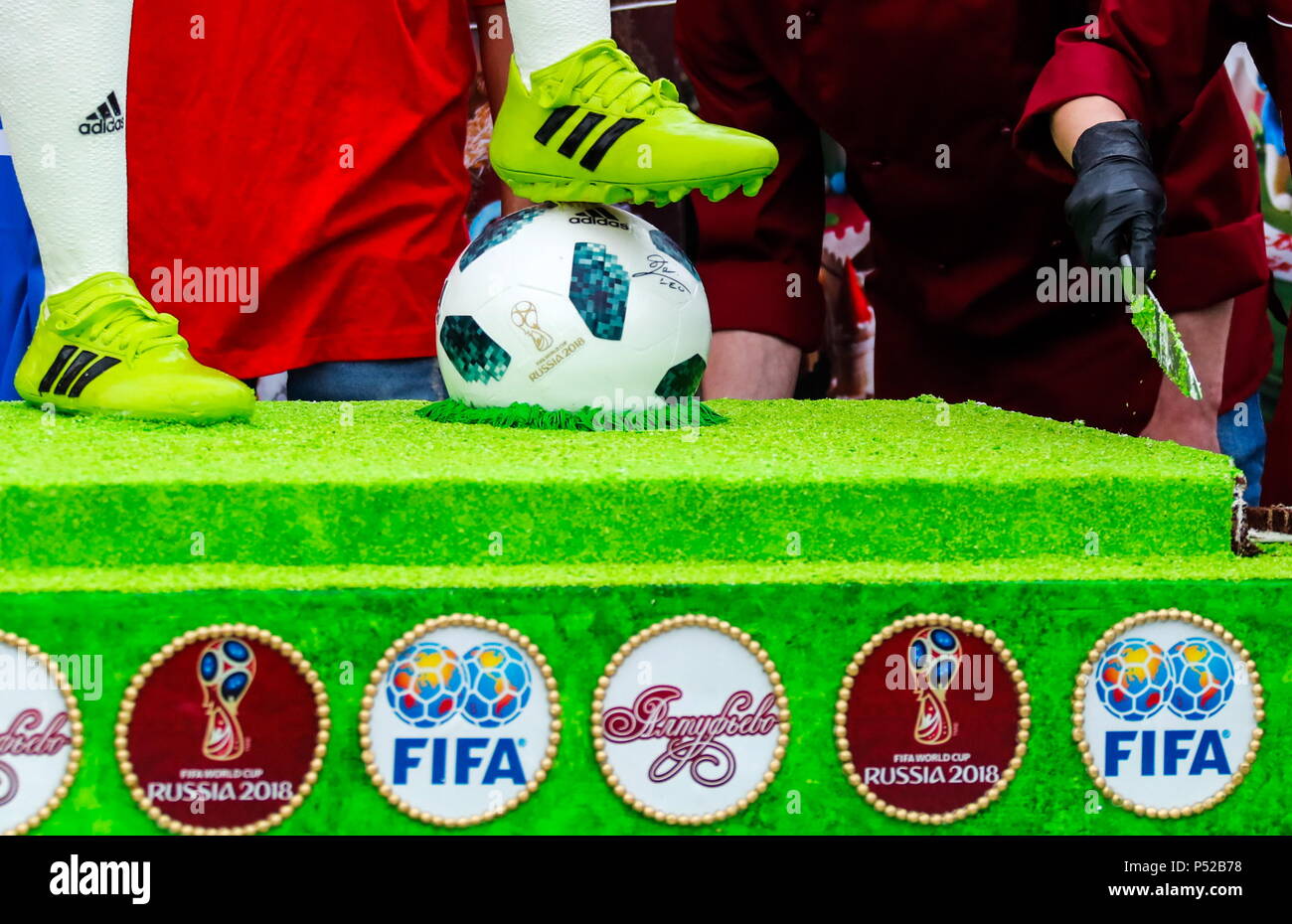 Bronnitsy La Russie 24 Juin 18 La Region De Moscou Russie Le 24 Juin 18 Un Gateau Avec L Argentin Lionel Messi S Life Size Sculpture De Chocolat Lors D Un Evenement Marquant Son