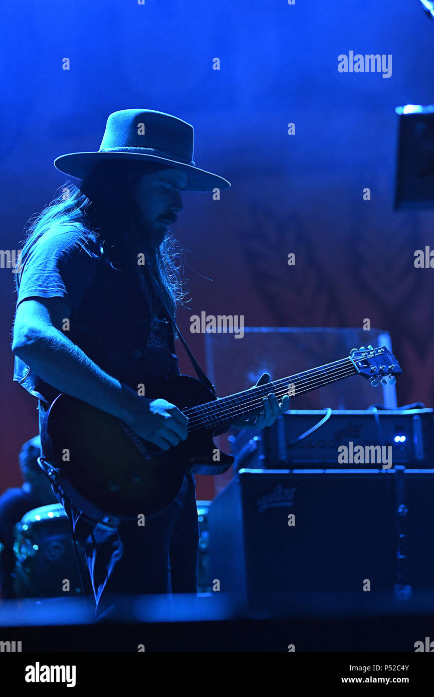 Pasadena, CA, USA. 23 Juin, 2018. Neil Young - Promesse de l'effectuer au réel GoldenVoice présente : Arroyo Seco Week-end au Rose Bowl de Pasadena Ca. Crédit : Dave Safley/ZUMA/Alamy Fil Live News Banque D'Images