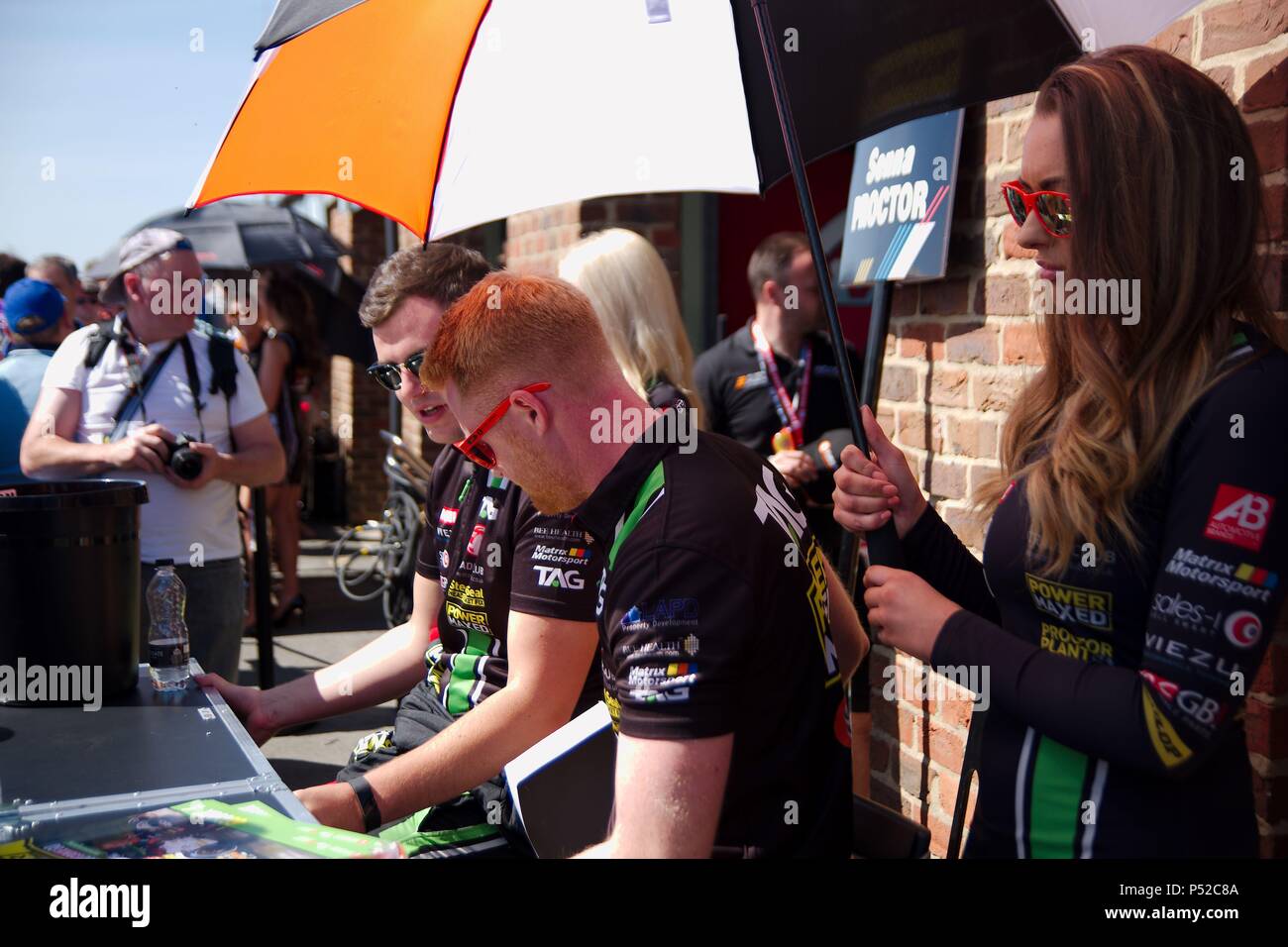 Dalton sur les tés, en Angleterre, le 24 juin 2018. Josh Cook et Senna Proctor du pouvoir Maxed TAG Racing de signer des autographes pendant une fosse à pied à la Dunlop MSA British Touring Car Championship réunion à Croft Circuit. Crédit : Colin Edwards/Alamy Live News. Banque D'Images