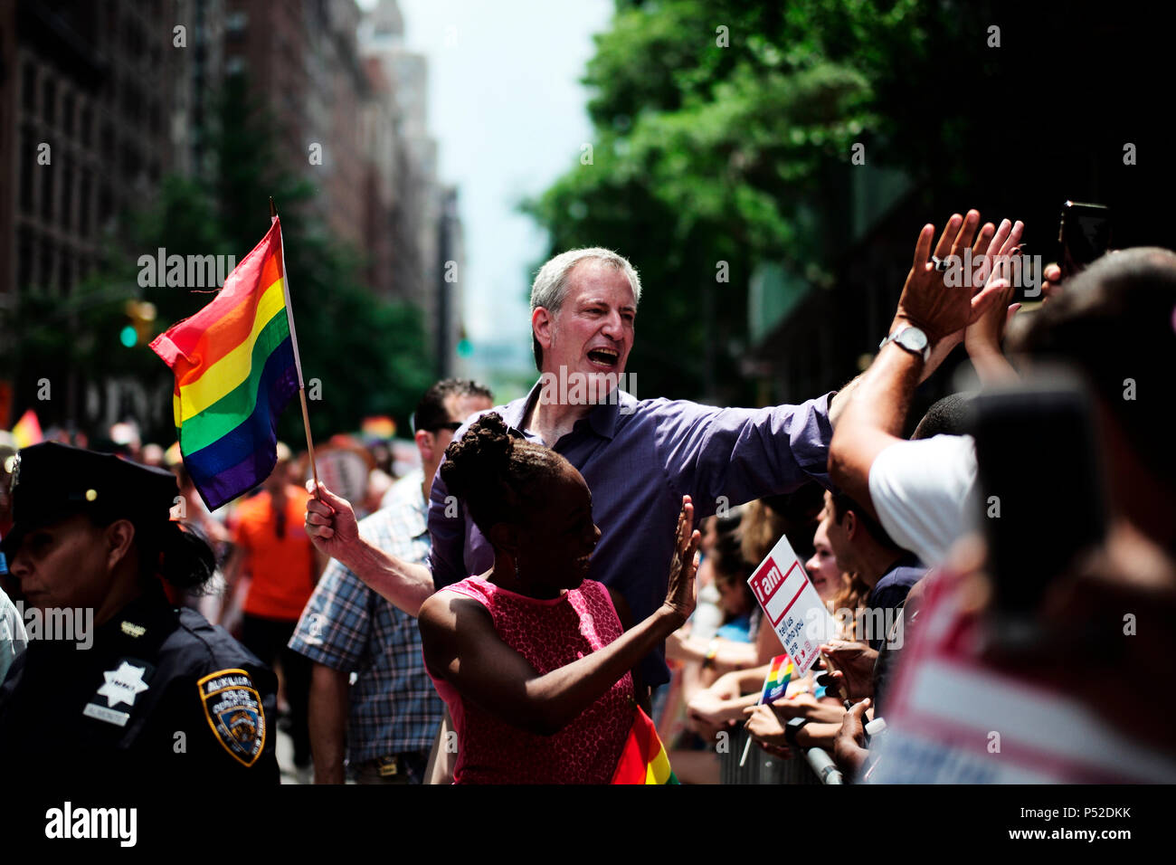 New York, USA. 24 Juin, 2018. Maire de la ville de New York, Bill De Blasio (C) et son épouse Chirlane McCray (C) assister à l'avant, 2018 New York City Pride Parade à New York, États-Unis, le 24 juin 2018. Credit : Muzi Li/Xinhua/Alamy Live News Banque D'Images