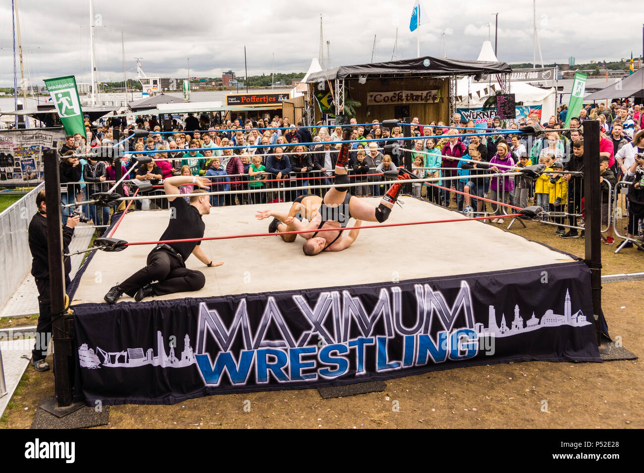 Kiel, Allemagne. 24 Juin, 2018. Wrestling Maximum effectue à l'extérieur dans la Radio Bob ! Camp de Rock au cours de la Kieler Woche 2018 - 2e lutte avec le Catcher Veit Müller © Björn Deutschmann/Alamy Live News Banque D'Images