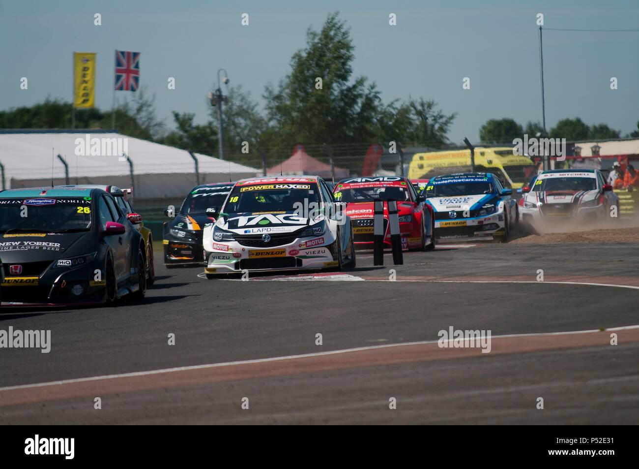 Dalton sur les tés, en Angleterre, le 24 juin 2018. Cars race autour du premier virage en 13e ronde de la Dunlop MSA British Touring Car Championship à Croft Circuit. Crédit : Colin Edwards/Alamy Live News. Banque D'Images