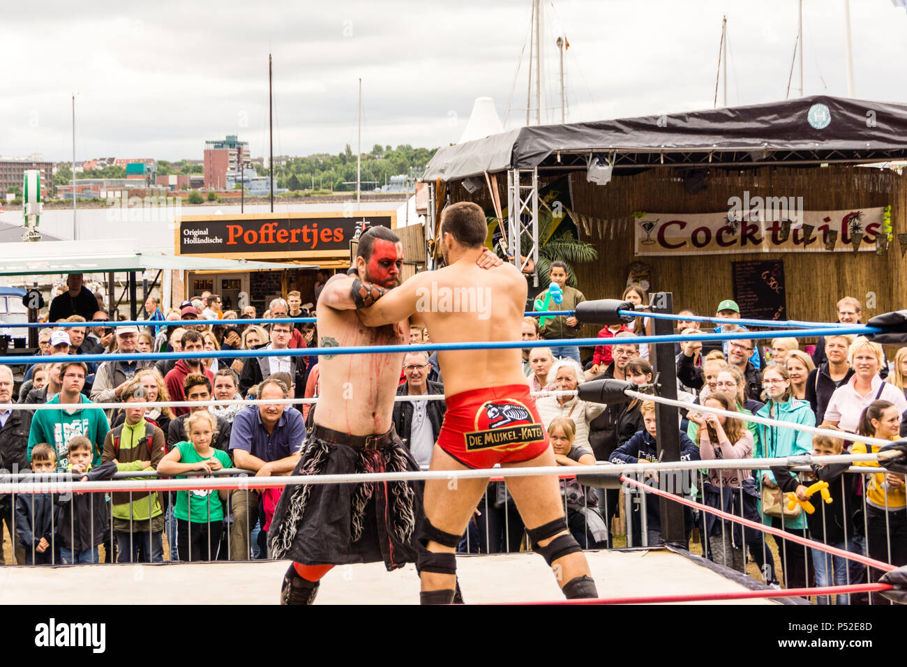 Kiel, Allemagne. 24 Juin, 2018. Wrestling Maximum effectue à l'extérieur dans la Radio Bob ! Camp de Rock au cours de la Kieler Woche 2018 - 4e lutte avec le tenant du titre Michael Schenkenberg © Björn Deutschmann/Alamy Live News Banque D'Images