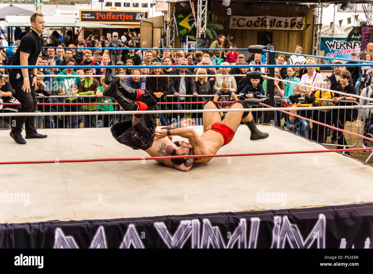 Kiel, Allemagne. 24 Juin, 2018. Wrestling Maximum effectue à l'extérieur dans la Radio Bob ! Camp de Rock au cours de la Kieler Woche 2018 - 4e lutte avec le tenant du titre Michael Schenkenberg © Björn Deutschmann/Alamy Live News Banque D'Images