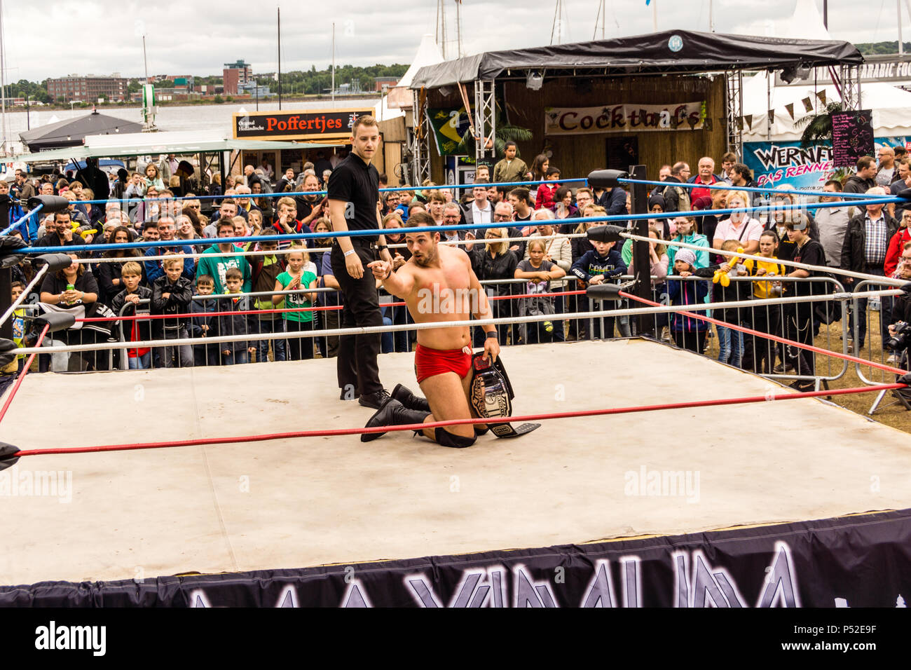 Kiel, Allemagne. 24 Juin, 2018. Wrestling Maximum effectue à l'extérieur dans la Radio Bob ! Camp de Rock au cours de la Kieler Woche 2018 - 4e lutte avec le tenant du titre Michael Schenkenberg © Björn Deutschmann/Alamy Live News Banque D'Images