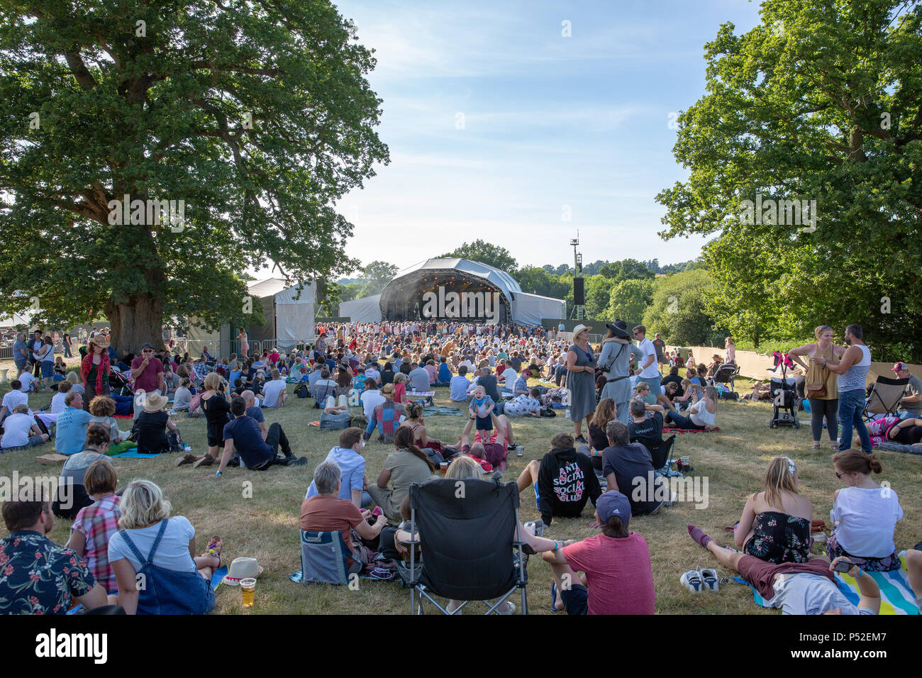 Tunbridge Wells, Royaume-Uni. 24 Juin, 2018 festivaliers profitant du soleil du soir à la Black deer Festival, Parc Geauga Lake'S Wildwater Kingdom Kent, Royaume-Uni..© Jason Richardson / Alamy Live News Banque D'Images