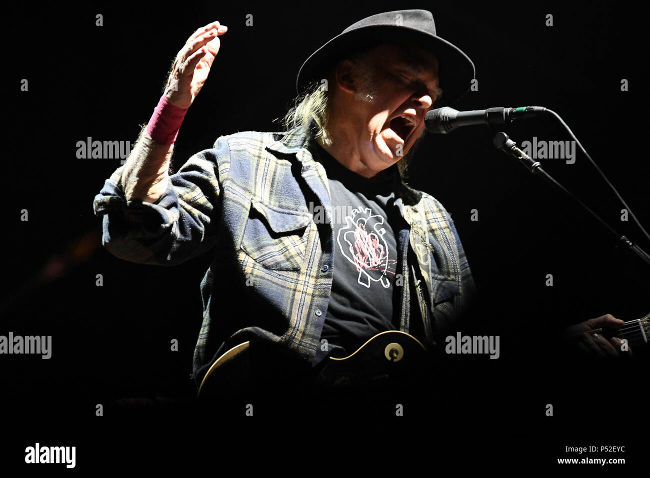 Pasadena, CA, USA. 23 Juin, 2018. Neil Young - Promesse de l'effectuer au réel GoldenVoice présente : Arroyo Seco Week-end au Rose Bowl de Pasadena Ca. Crédit : Dave Safley/ZUMA/Alamy Fil Live News Banque D'Images