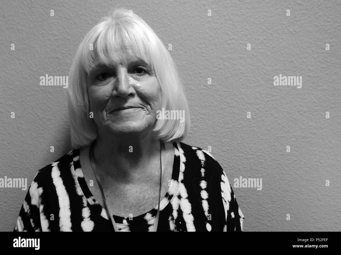 23 juin 2018 - Lakeland, Floride, États-Unis - Joyce Musgrave pose à la deuxième convention annuelle de l'école internationale d'Exorcisme Advanced Academy de la délivrance le 23 juin 2018 à l'Église en feu Lakeland, Floride. Musgrave, qui vit à Lakeland, en Floride, a été d'effectuer des exorcismes depuis 2015, à la fois chez elle et aussi à l'Eglise s'est enflammé. Elle utilise Skype lors des exorcismes sur les gens dans les pays étrangers ou ceux à l'intérieur des États-Unis qui ne peuvent pas voyager. (Paul Hennessy/Alamy) Banque D'Images 23 juin 2018 - Lakeland, Floride, États-Unis - Joyce Musgrave pose à la deuxième convention annuelle de l'école internationale d'Exorcisme Advanced Academy de la délivrance le 23 juin 2018 à l'Église en feu Lakeland, Floride. Musgrave, qui vit à Lakeland, en Floride, a été d'effectuer des exorcismes depuis 2015, à la fois chez elle et aussi à l'Eglise s'est enflammé. Elle utilise Skype lors des exorcismes sur les gens dans les pays étrangers ou ceux à l'intérieur des États-Unis qui ne peuvent pas voyager. (Paul Hennessy/Alamy) Banque D'Images