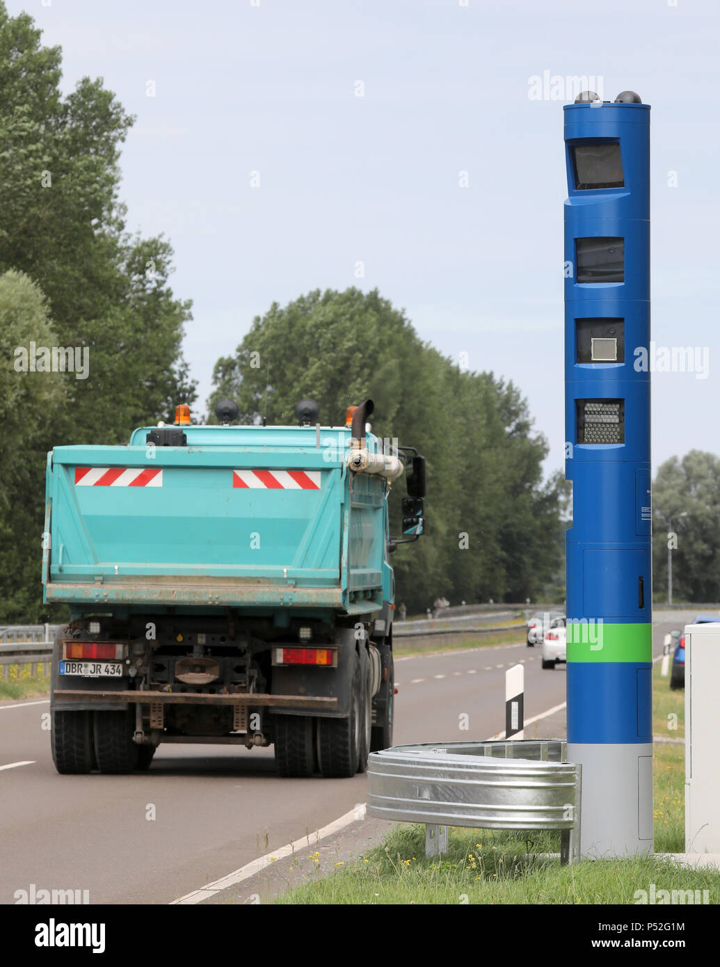 L'Allemagne, de Rostock. 18 Juin, 2018. La colonne bleu appareil de péage  routier peut être repéré sur le côté de la ville la plus proche pour  l'obligation des camions. Si certains peuvent